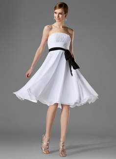 Vestidos princesa/ Formato A Sem alça Na altura do joelho Tecido de seda Vestidos de madrinha com Pregueado Cinto (007000954)