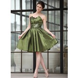 A-Line/Princess Scalloped Neck Knee-Length Taffeta Homecoming Dress With Ruffle Beading (016026253)