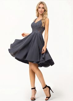 Robe trapèze à col en v sans manches avec perles en mousseline
