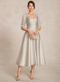 Robe trapèze avec plis en satin