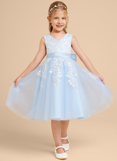 A-line kjole V-hals Knelengde Tyll Blonder Brudepikekjole barn med Sløyfe 