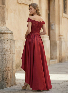 Jurk van satijn met off-the-shoulder pailletten