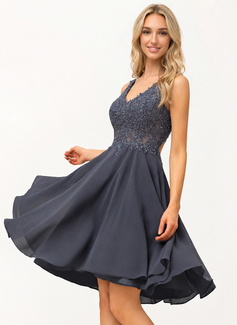 Robe trapèze à col en v sans manches avec perles en mousseline