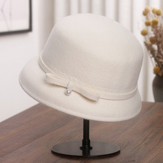 Mulher lã chapéu cloche com laço de pérolas para o outono/inverno