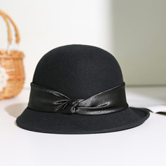 Mulher lã aba enrolada chapéu cloche com laço para casamento na igreja no inverno