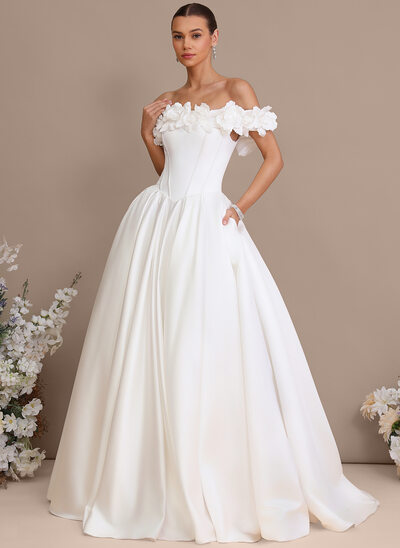 Vestido corte princesa con bolsillos con hombros descubiertos flores de satén