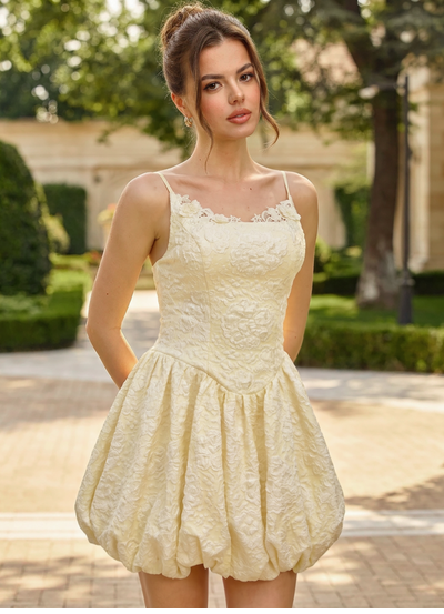 Vestido balão em jacquard com decote em u e alças finas