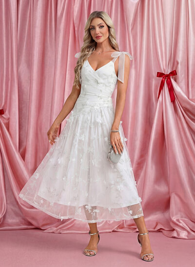 A trapezio scollo a v midi tulle abito da cocktail con fiocco 