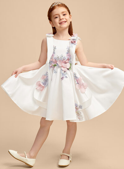 Robe trapèze avec nœud en dentelle